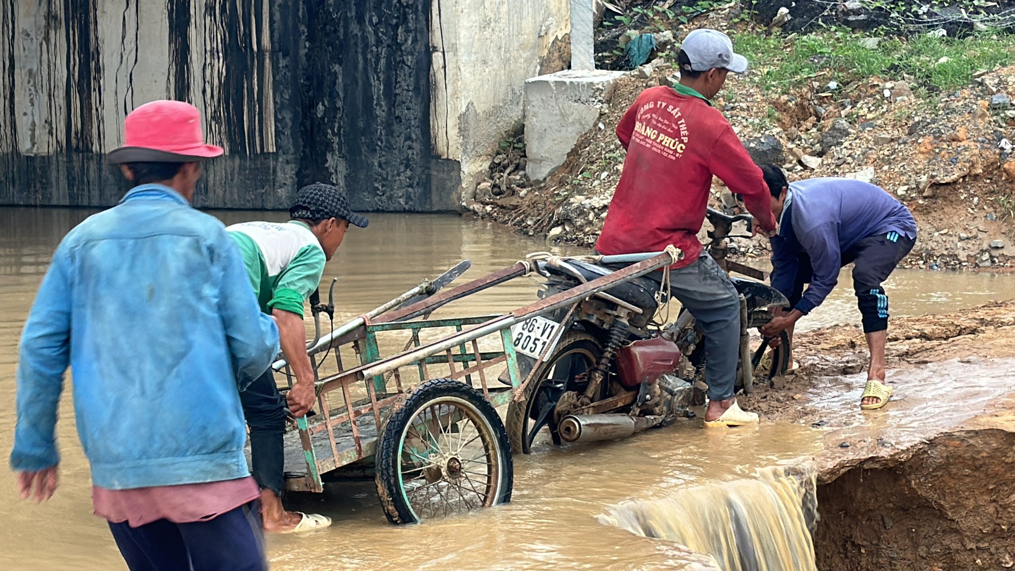 Nông dân trồng thanh long kêu cứu vì đường dân sinh ven cao tốc Phan Thiết - Dầu Giây bị chia cắt - Ảnh 2.