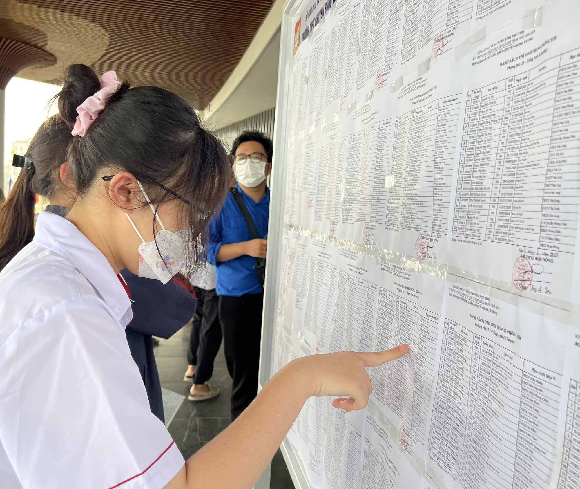 Sáng nay thời tiết mát mẻ, hơn 15.000 thí sinh ở Phú Thọ thi tuyển sinh vào lớp 10 - Ảnh 2.