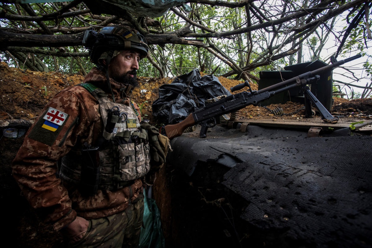 Trận chiến Bakhmut mới nhất: Chỉ huy tiền tuyến Ukraine tuyên bố vẫn đang chiến đấu giành từng cái cây, từng chiến hào - Ảnh 1.