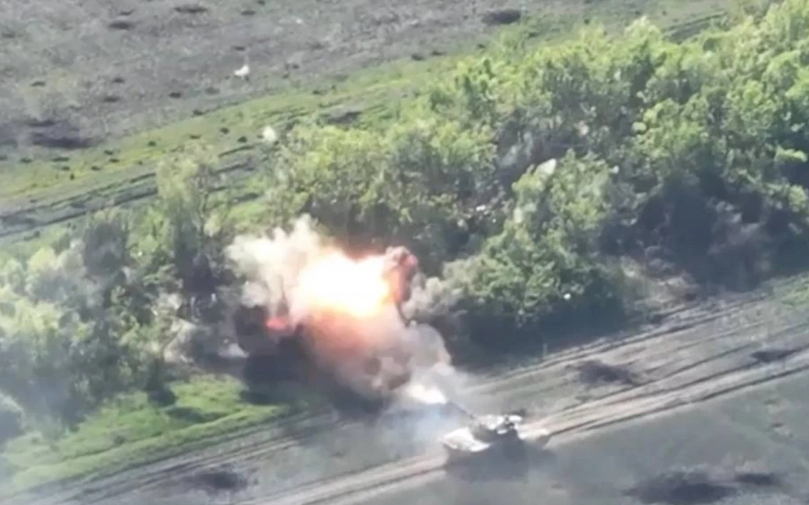 Xe tăng chiến đấu chủ lực Đức oanh tạc ác liệt trong các cuộc phản công trên bộ của Ukraine