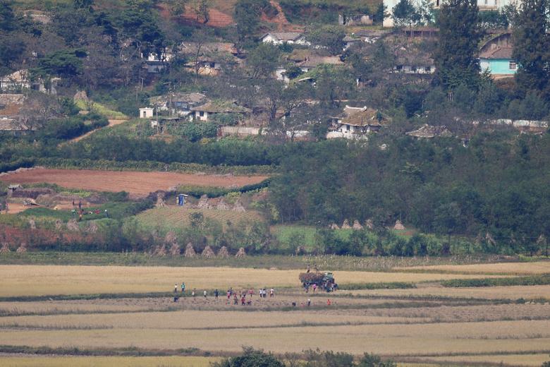 Cuộc sống thanh bình của làng quê Triều Tiên nhìn từ bên kia biên giới - Ảnh 2.