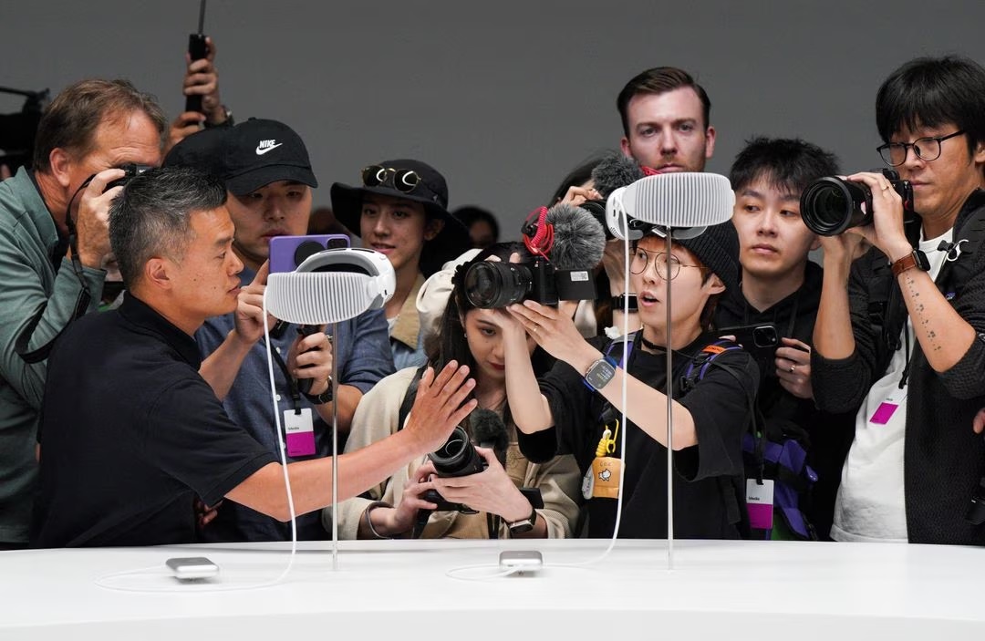 Kính thực tế ảo Vision Pro AR được Apple bán với giá cao gấp ba lần so với kính của Meta - Ảnh 2.