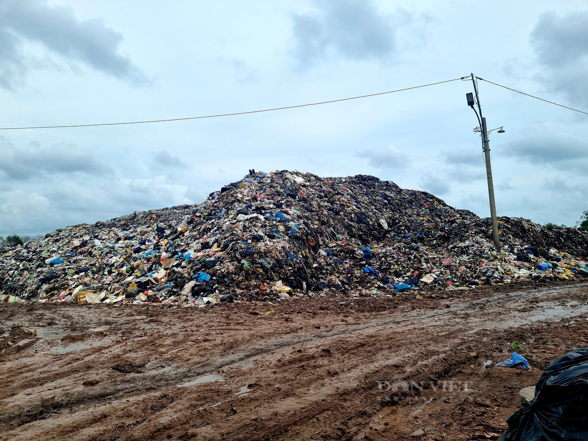 Phú Quốc: Nhà máy xử lý rác ngưng hoạt động, bãi rác tạm thành &quot;núi rác&quot; - Ảnh 7.