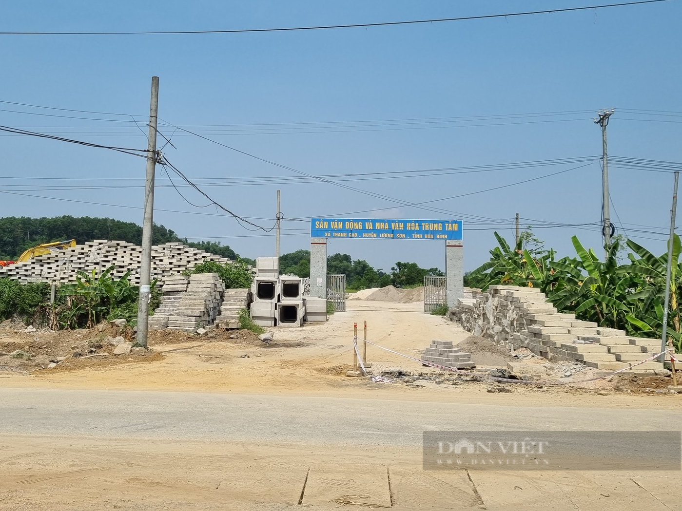 Multibillion dollar stadium turned into illegal materials storage in Hoa Binh: Business forced to relocate - Photo 4.