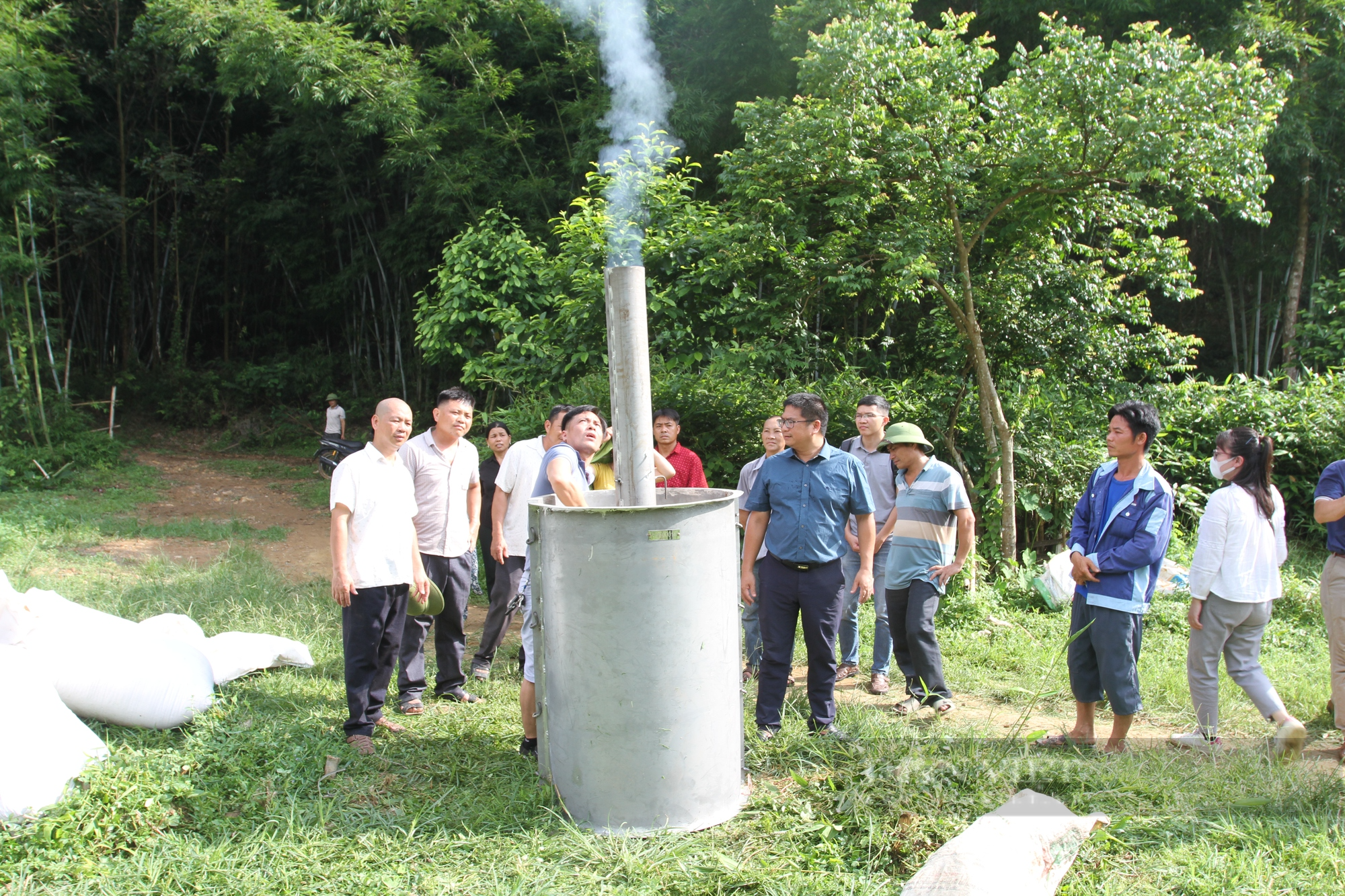 Hội Nông dân tỉnh Thái Nguyên bàn giao 19 lò đốt than sinh học cho hội viên nông dân - Ảnh 2.
