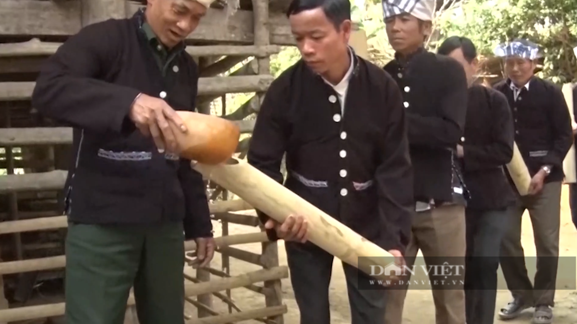 Về Nà Tăm ở Lai Châu khám phá Bun Vốc Nặm, lễ hội té nước độc đáo của người Lào - Ảnh 6.