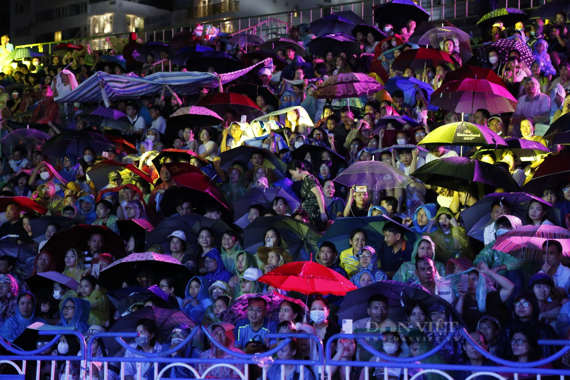 Cảnh hàng ngàn người dân và du khách dưới cơn mưa xem bế mạc Festival Biển Nha Trang - Ảnh 3.