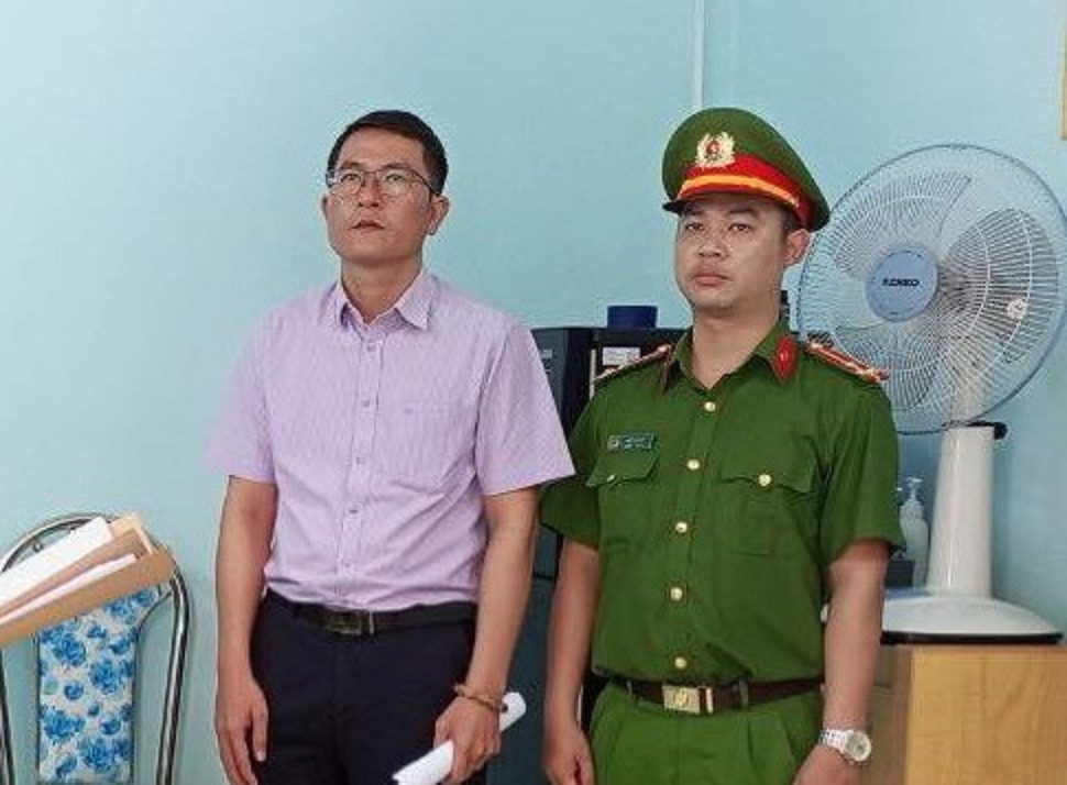 Khánh Hòa: Bắt tạm giam Phó giám đốc để điều tra hành vi nhận hối lộ - Ảnh 1.