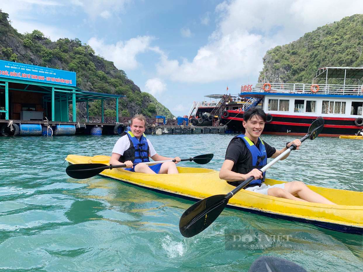 Du khách nước ngoài bất ngờ thốt lên điều này sau một ngày trải nghiệm du thuyền Hạ Long - Ảnh 14.