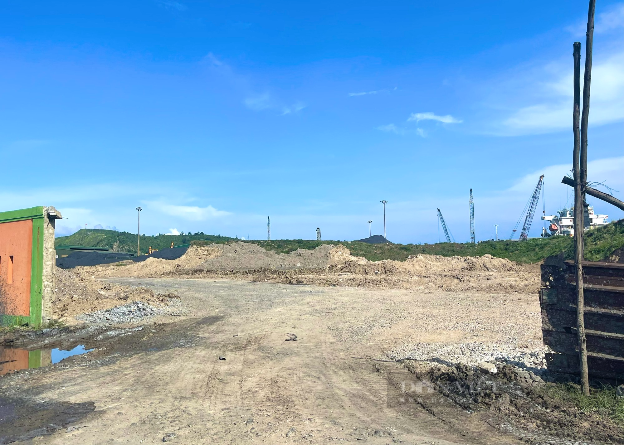 Quảng Bình: Doanh nghiệp đổ đất thải sai quy định trong Khu công nghiệp Hòn La - Ảnh 1.