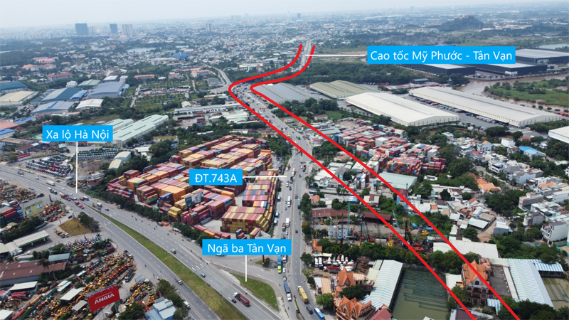 Đoạn đi qua phường Bình Thắng (TP.Dĩ An) sẽ bắt đầu tại điểm giao của đường Long Sơn với đường Nguyễn Xiển, sau đó giao với quốc lộ 1A, đi qua ĐT.743A và đi trùng với cao tốc Mỹ Phước - Tân Vạn. Ảnh: T.L
