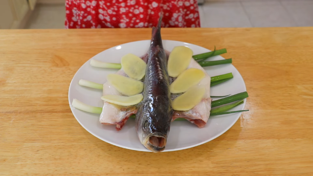 Loại cá có giá trung bình nhưng thịt cực ngọt, ít xương dăm đem hấp kiểu này thơm ngon thanh mát dễ ăn ngày hè - Ảnh 10.
