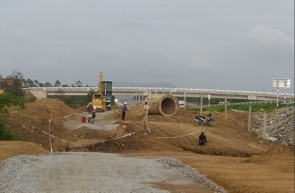 Người trồng thanh long&quot;kêu cứu&quot;: Chủ đầu tư cao tốc Phan Thiết-Dầu Giây thi công đường cống thoát nước, đường cho dân đi - Ảnh 2.