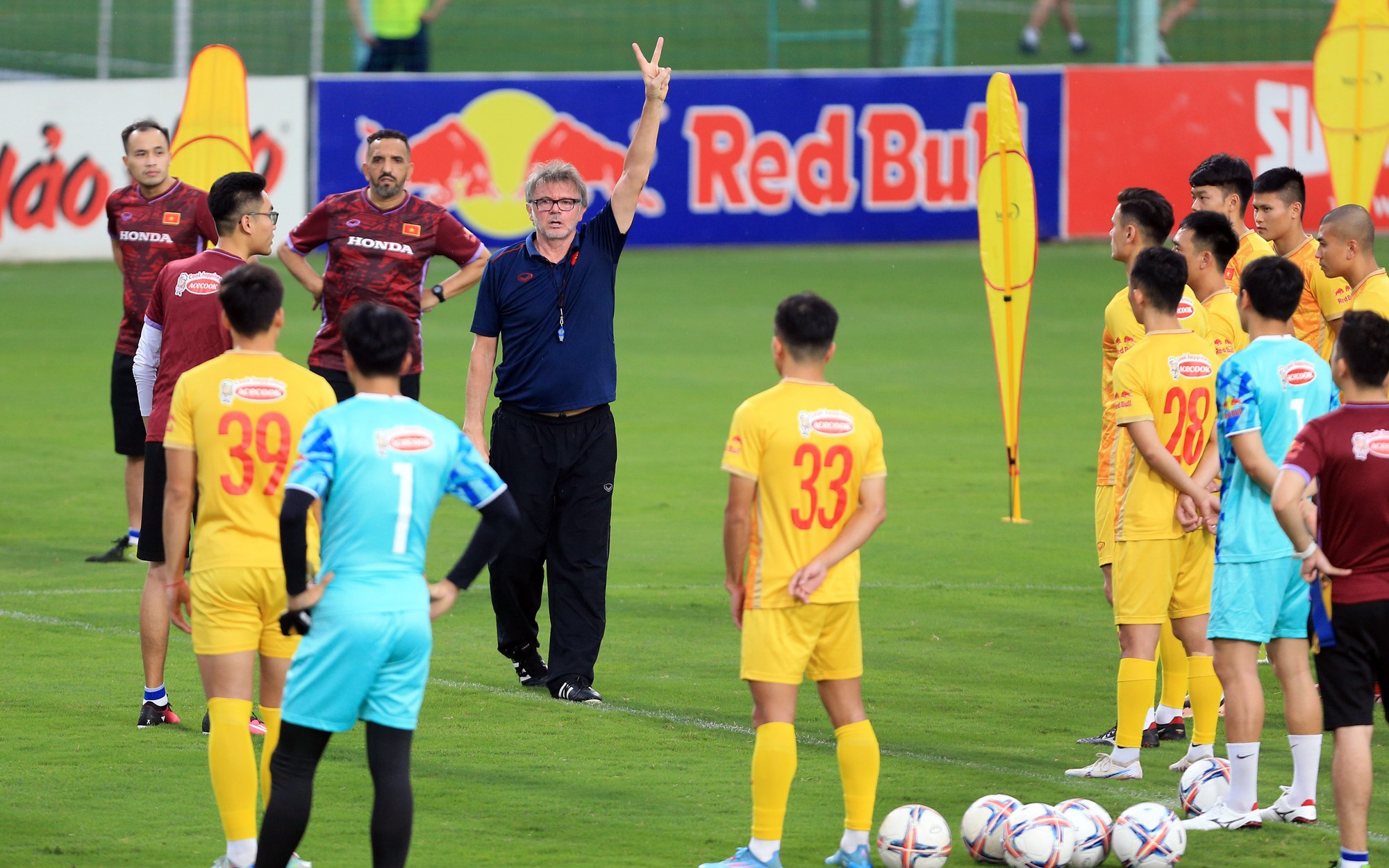 Bản quyền Ngoại hạng Anh 2024/2025: "CĐV phải chịu chi nếu muốn xem thêm Champions League..." - Ảnh 3.