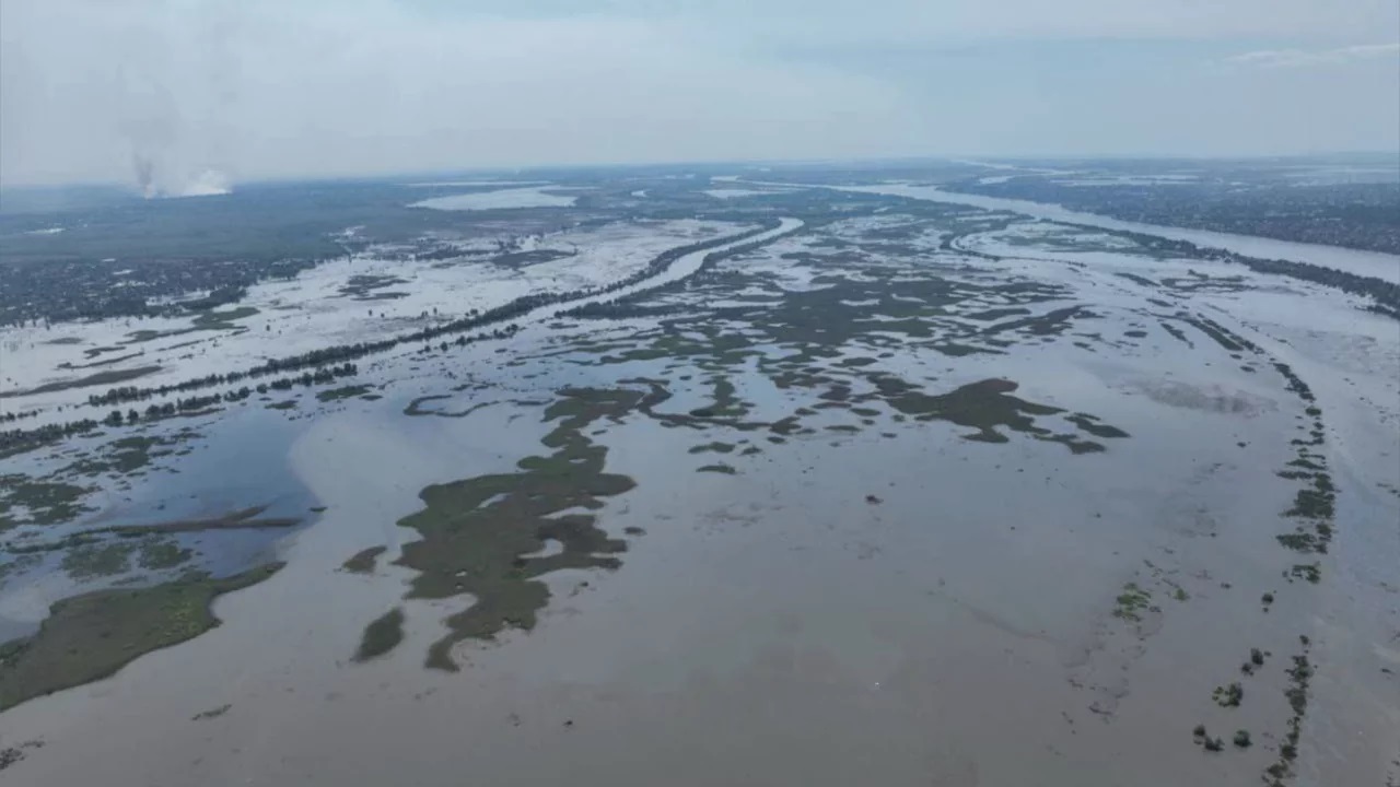 Vụ vỡ đập Kakhovka ở Kherson: Ukraine có lợi, quân Nga thiệt hại trăm bề? - Ảnh 1.