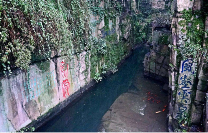 Ngôi mộ nào dưới đáy hồ ở Trung Quốc được bảo vệ bởi 3.000 thanh kiếm? - Ảnh 1.