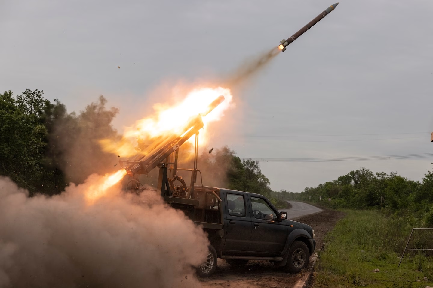 Giao tranh ác liệt ở Donbass, Ukraine-Nga đụng độ hơn 30 trận/ngày; 2 thị trấn biên giới Nga bị tấn công - Ảnh 1.