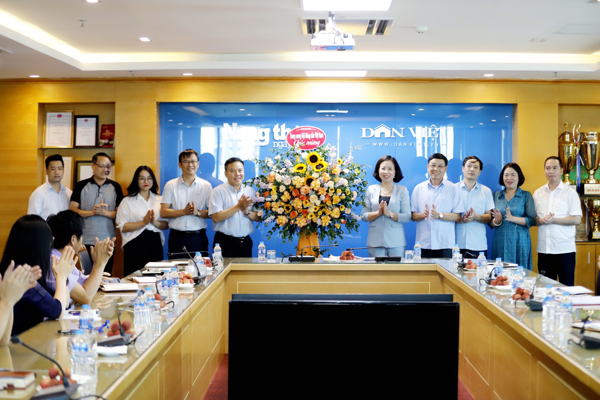 Phó Chủ tịch BCH Trung ương Hội NDVN Bùi Thị Thơm chúc mừng 13 năm ra mắt Báo điện tử Dân Việt - Ảnh 3.