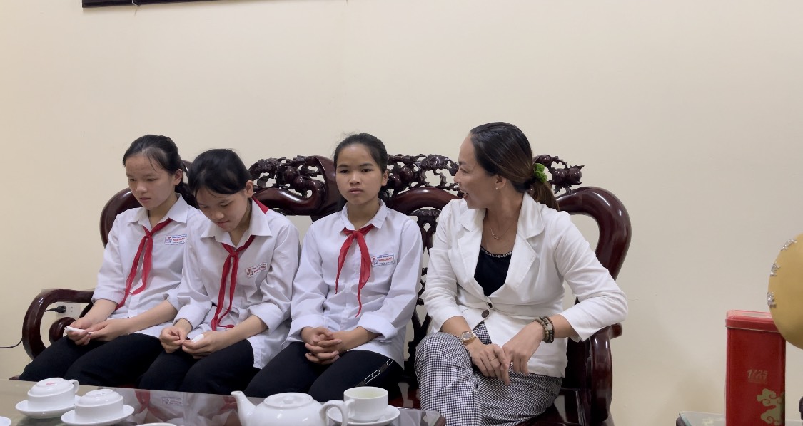 Chắp cánh ước mơ đến trường cho chị em sinh 3 ở Ninh Bình - Ảnh 2.