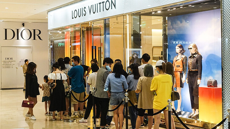Loạt thương hiệu lớn lần lượt mở cửa hàng tại Việt Nam vì sao người dùng  vẫn chọn mua hàng Gucci Chanel hay Dior trên Facebook Instagram