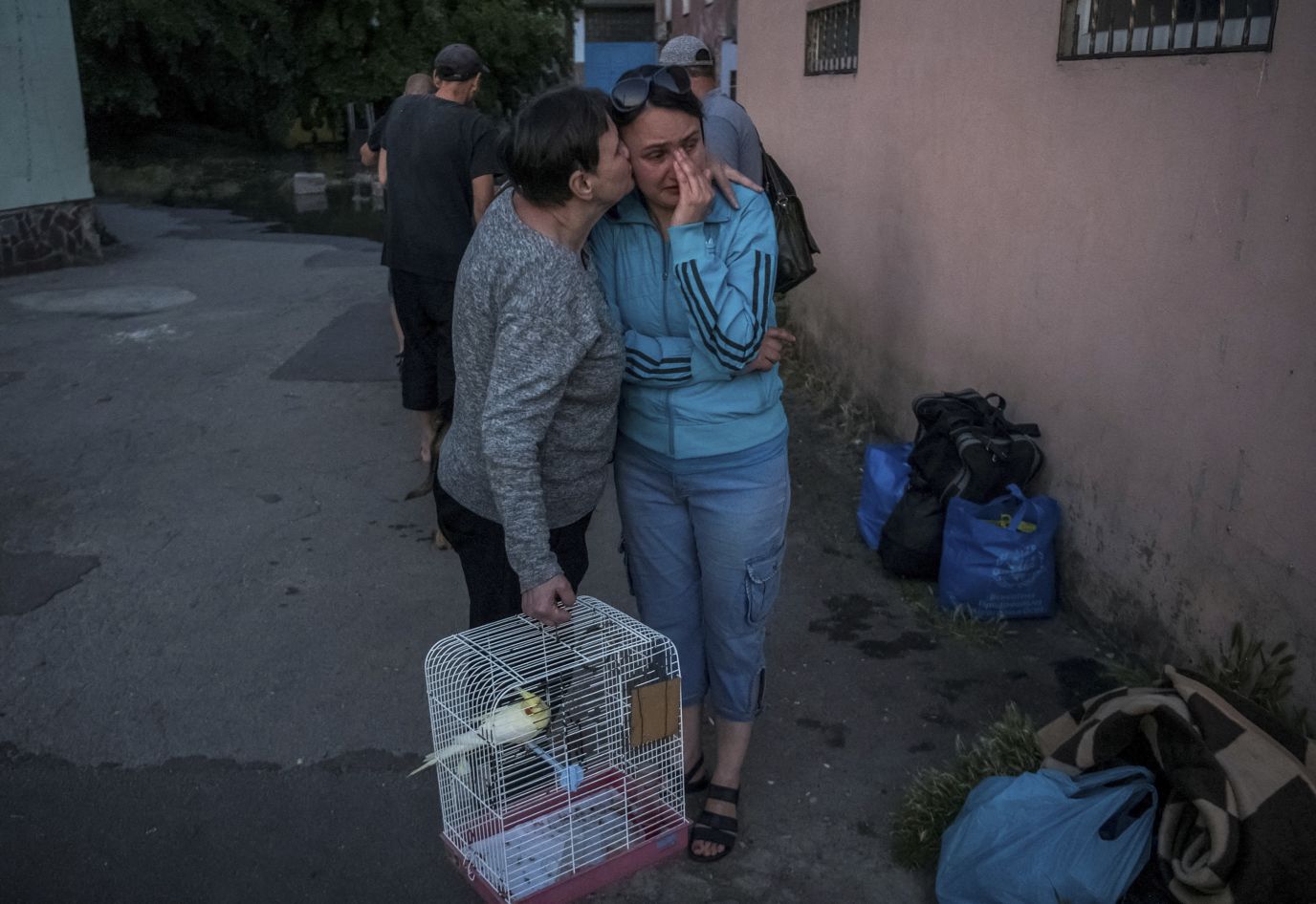 Vỡ đập Kakhovka ở Kherson: Xót xa cảnh hàng nghìn người vô tội lâm vào cảnh màn trời chiếu đất - Ảnh 11.