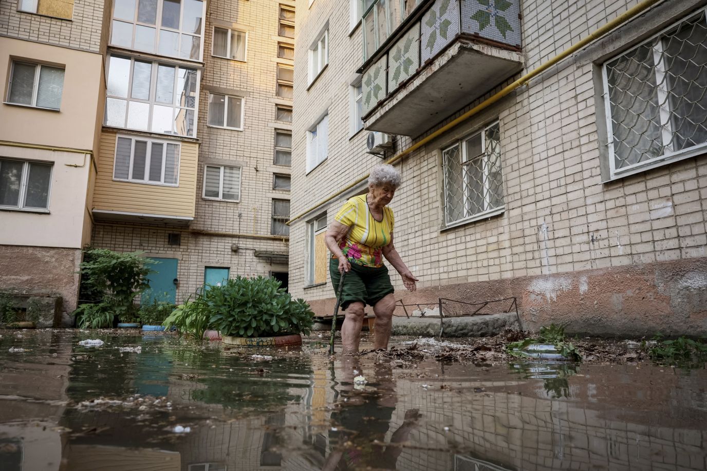 Vỡ đập Kakhovka ở Kherson: Xót xa cảnh hàng nghìn người vô tội lâm vào cảnh màn trời chiếu đất - Ảnh 15.