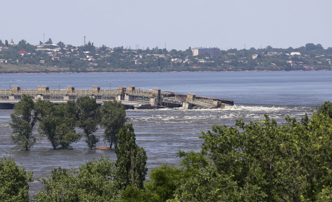 Vụ vỡ đập Kakhovka ở Kherson giúp Ukraine xóa nhòa thất bại quân sự khổng lồ tai tiếng này - Ảnh 2.