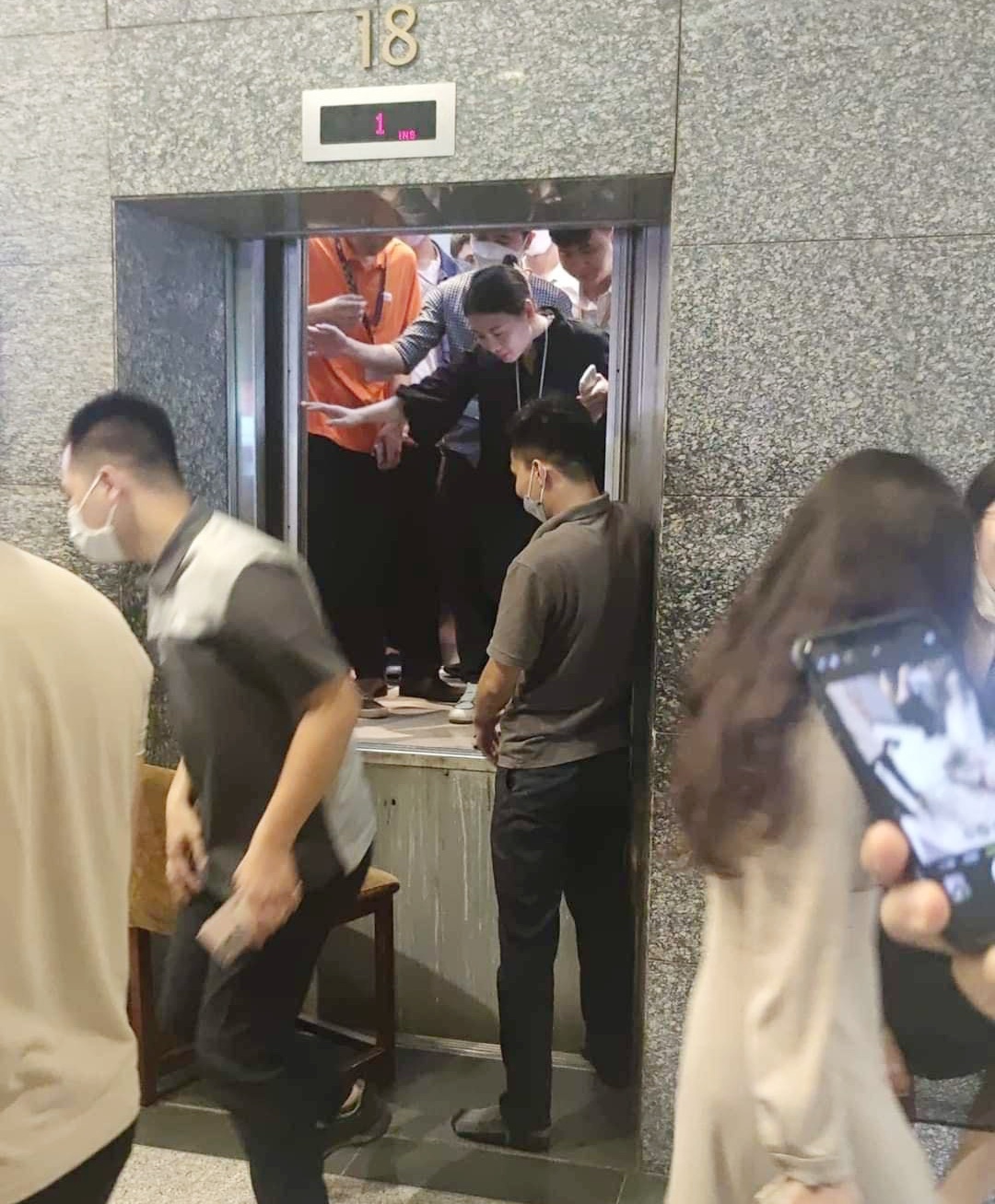 Nhiều người kêu cứu khi mắc kẹt trong thang máy ở toà nhà Keangnam Hà Nội - Ảnh 2.