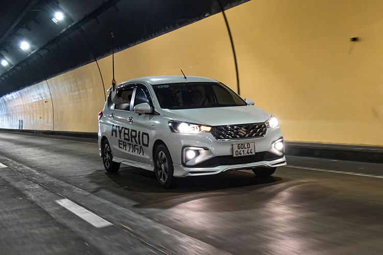 MPV hybrid - xe tiết kiệm xăng cho tài xế chạy xe dịch vụ - Ảnh 1.