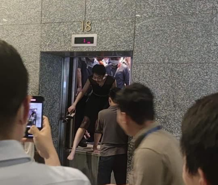 Nhiều người kêu cứu khi mắc kẹt trong thang máy ở toà nhà Keangnam Hà Nội - Ảnh 1.