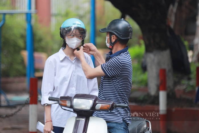 Phụ huynh, sĩ tử Hà Nội dâng hương tại điểm thi trước “cuộc chiến” thi vào lớp 10  - Ảnh 13.