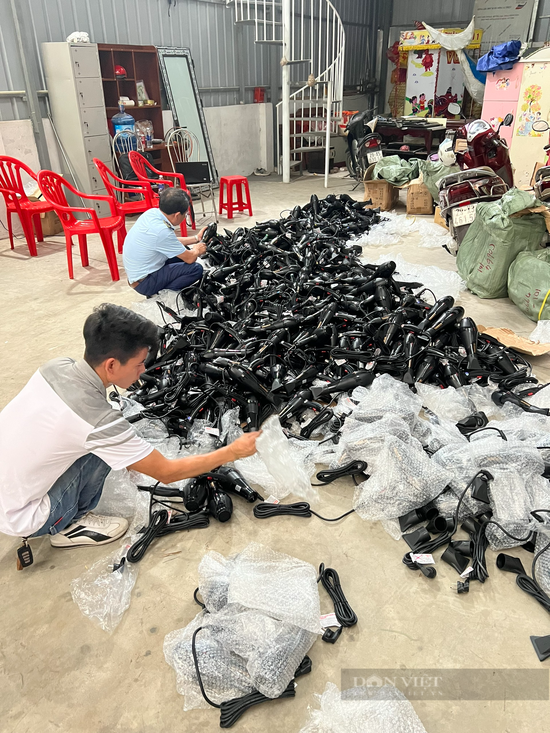 Hà Nội: Tạm giữ hàng trăm máy sấy nghi giả nhãn hiệu Panasonic - Ảnh 1.