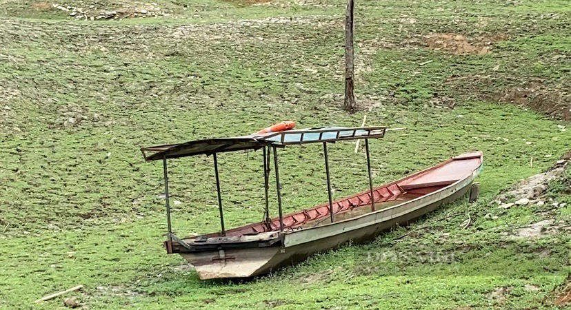 Nắng nóng, khô hạn kéo dài, nhiều đoạn trên sông Nậm Na, sông Đà cạn trơ đáy - Ảnh 2.