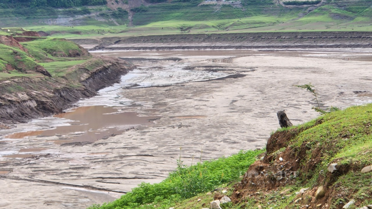 Nắng nóng, khô hạn kéo dài, nhiều đoạn trên sông Nậm Na, sông Đà cạn trơ đáy - Ảnh 6.