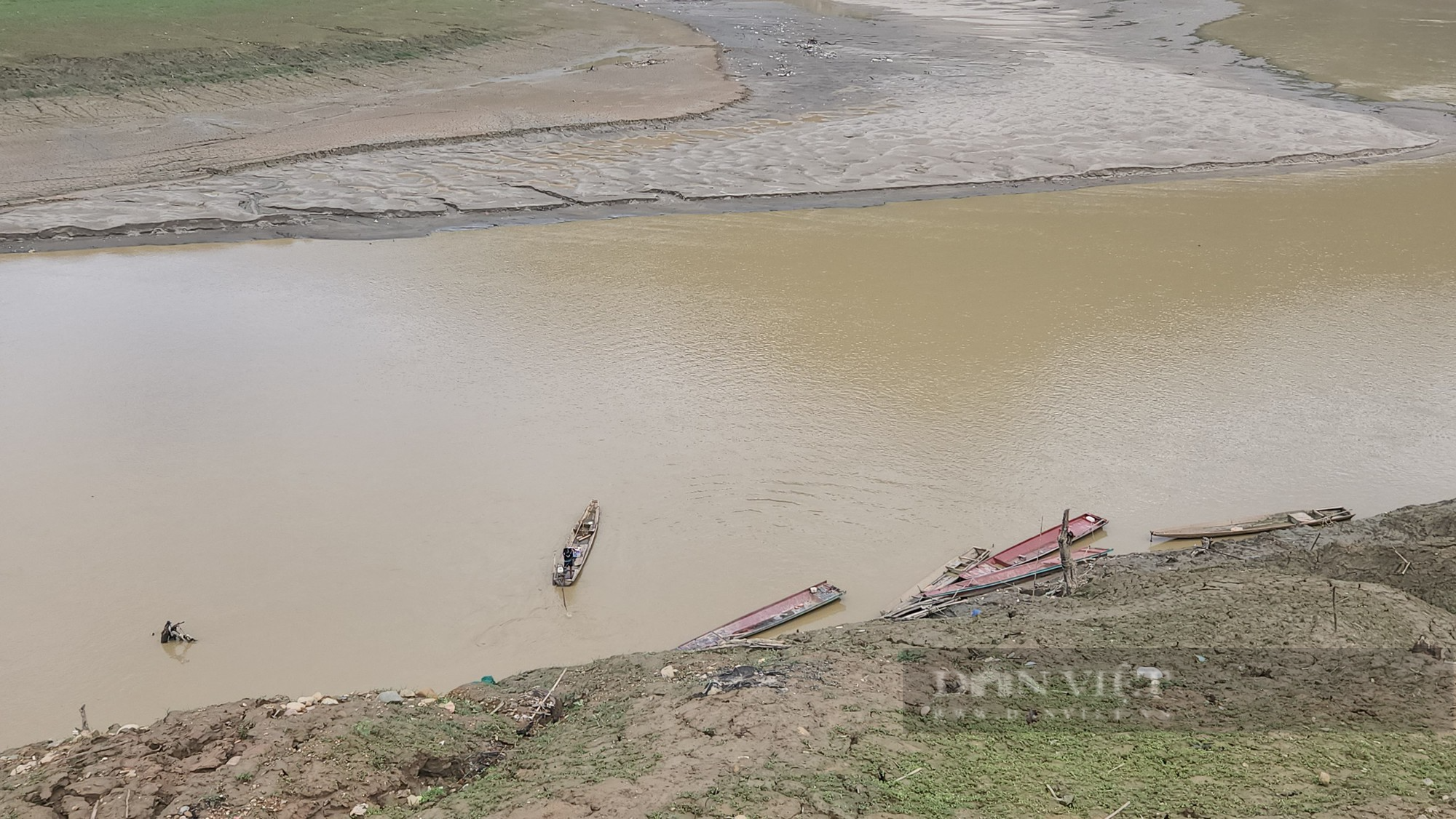 Nắng nóng, khô hạn kéo dài, nhiều đoạn trên sông Nậm Na, sông Đà cạn trơ đáy - Ảnh 5.