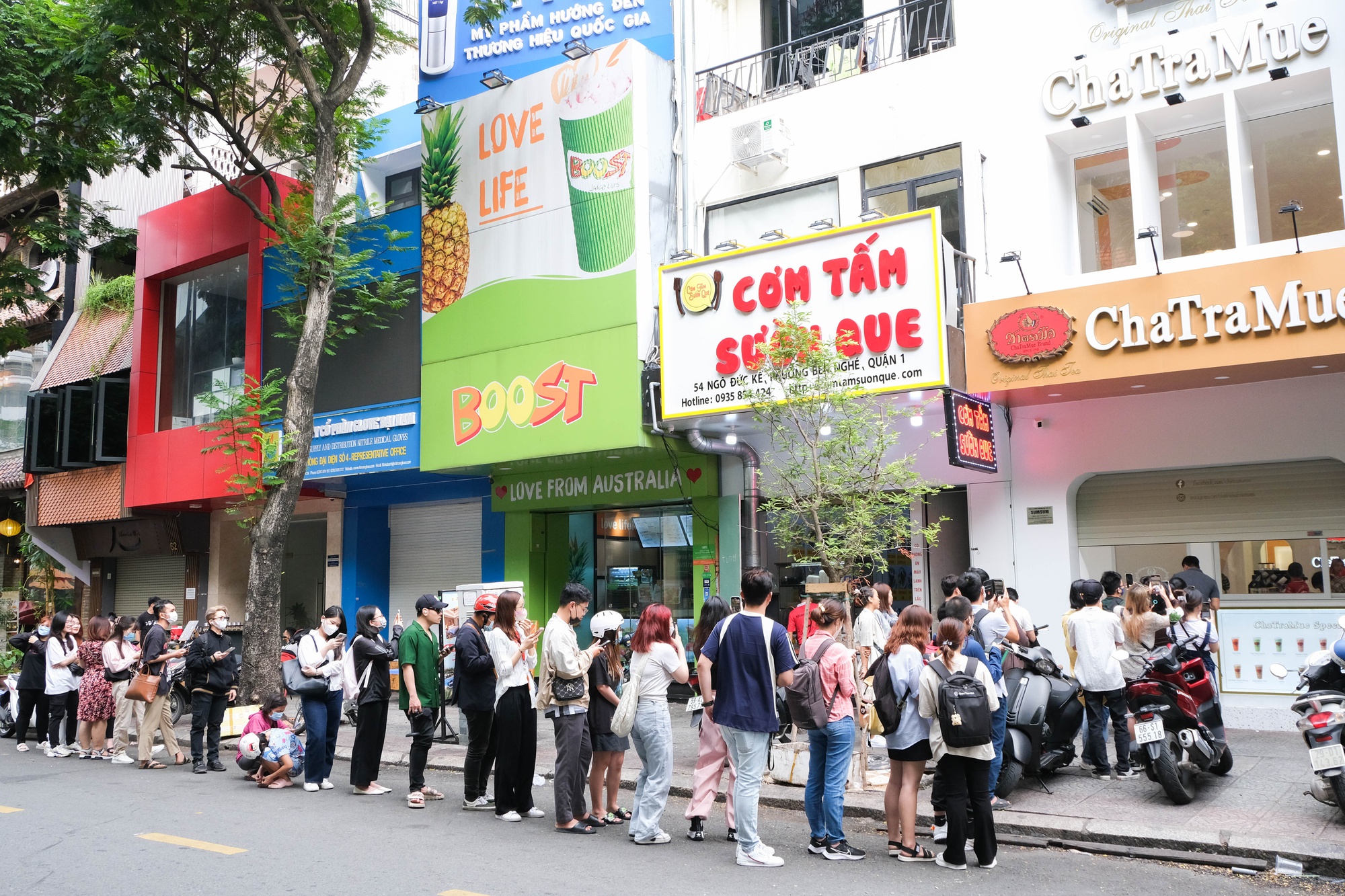 Xếp hàng hơn 2 giờ mua trà sữa Thái &quot;quốc dân&quot; tại TP.HCM - Ảnh 1.