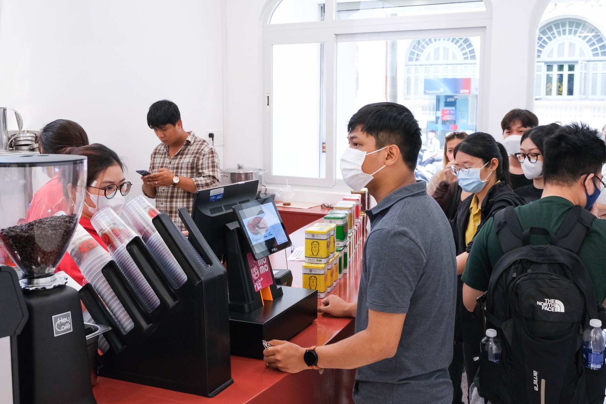 Xếp hàng hơn 2 giờ mua trà sữa Thái &quot;quốc dân&quot; tại TP.HCM - Ảnh 3.