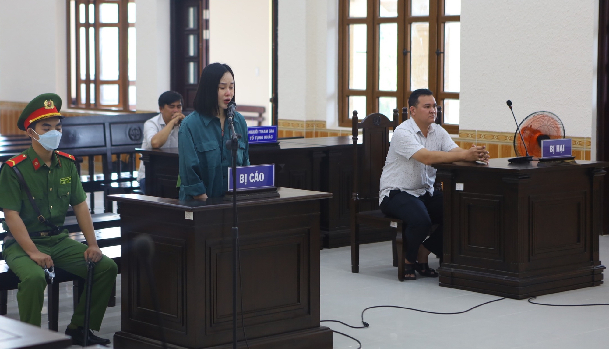 Bị tuyên án 11 năm tù Tina Dương bật khóc nức nở trước tòa - Ảnh 1.