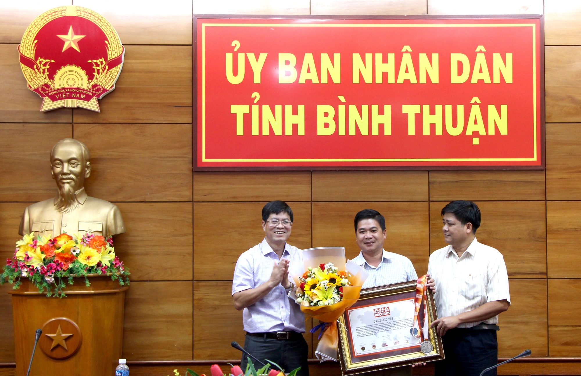 Thanh long Bình Thuận vinh dự đón nhận Bằng Kỷ lục Châu Á - Ảnh 1.