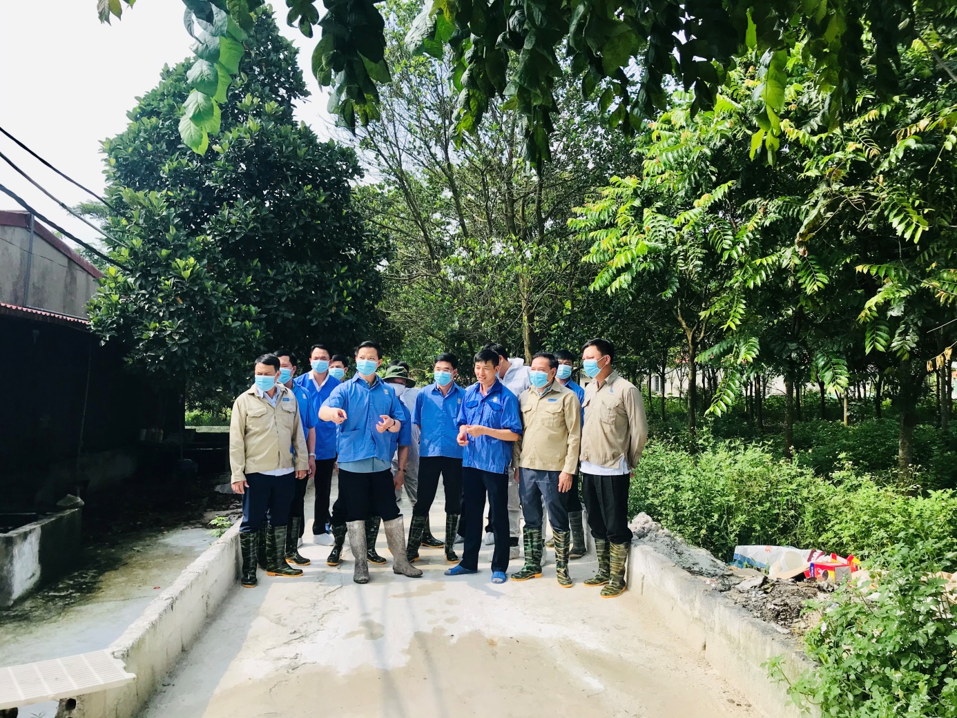 Phó Chủ tịch Thường trực UBND tỉnh Bắc Ninh Vương Quốc Tuấn kiểm tra tình hình chăn nuôi trên địa bàn - Ảnh 3.