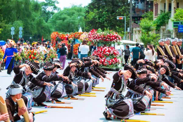 Khắp nơi nắng nóng, du khách rủ nhau tới Fansipan giải nhiệt - Ảnh 8.