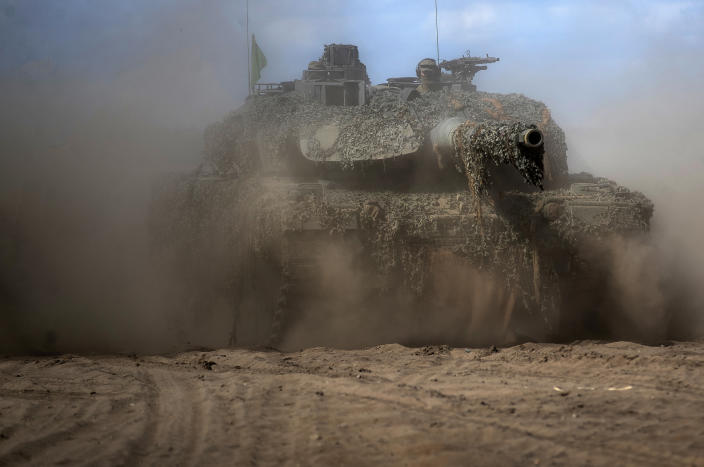 Nga tuyên bố nổ tung xe tăng đáng sợ nhất của Ukraine, nhưng video cho thấy đó là một máy kéo - Ảnh 1.