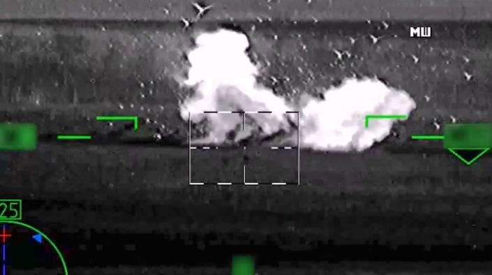 Nga tuyên bố nổ tung xe tăng đáng sợ nhất của Ukraine, nhưng video cho thấy đó là một máy kéo - Ảnh 2.
