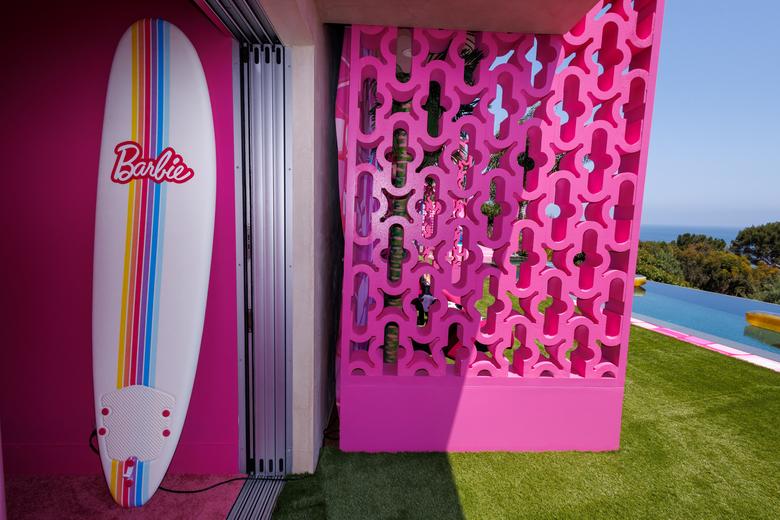 Nhà búp bê Barbie đời thực mở cửa cho du khách ở qua đêm - Ảnh 11.