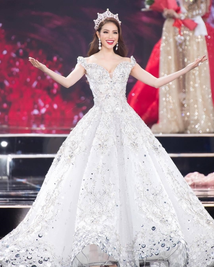 Cuộc sống giàu có, sang chảnh tại Mỹ của hoa hậu Việt duy nhất sở hữu ngôi sao mang tên mình - Ảnh 2.