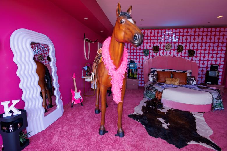 Nhà búp bê Barbie đời thực mở cửa cho du khách ở qua đêm - Ảnh 8.