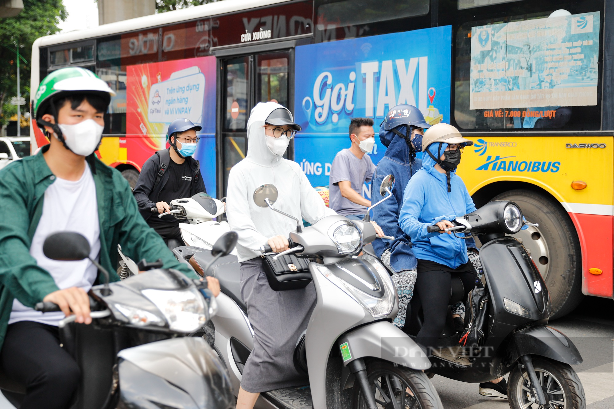 Muôn kiểu chống nắng nóng của người Hà Nội, xuất hiện áo điều hòa giá hơn 1 triệu đồng - Ảnh 1.