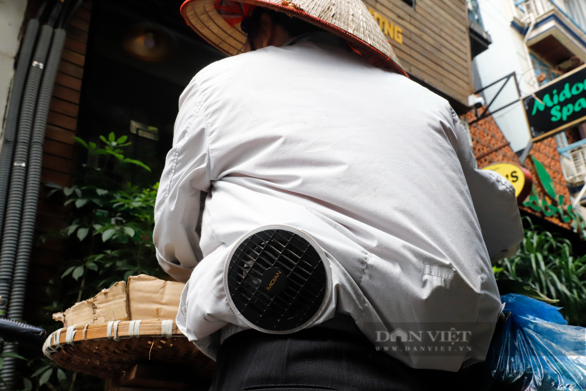 Muôn kiểu chống nắng nóng của người Hà Nội, xuất hiện áo điều hòa giá hơn 1 triệu đồng - Ảnh 8.