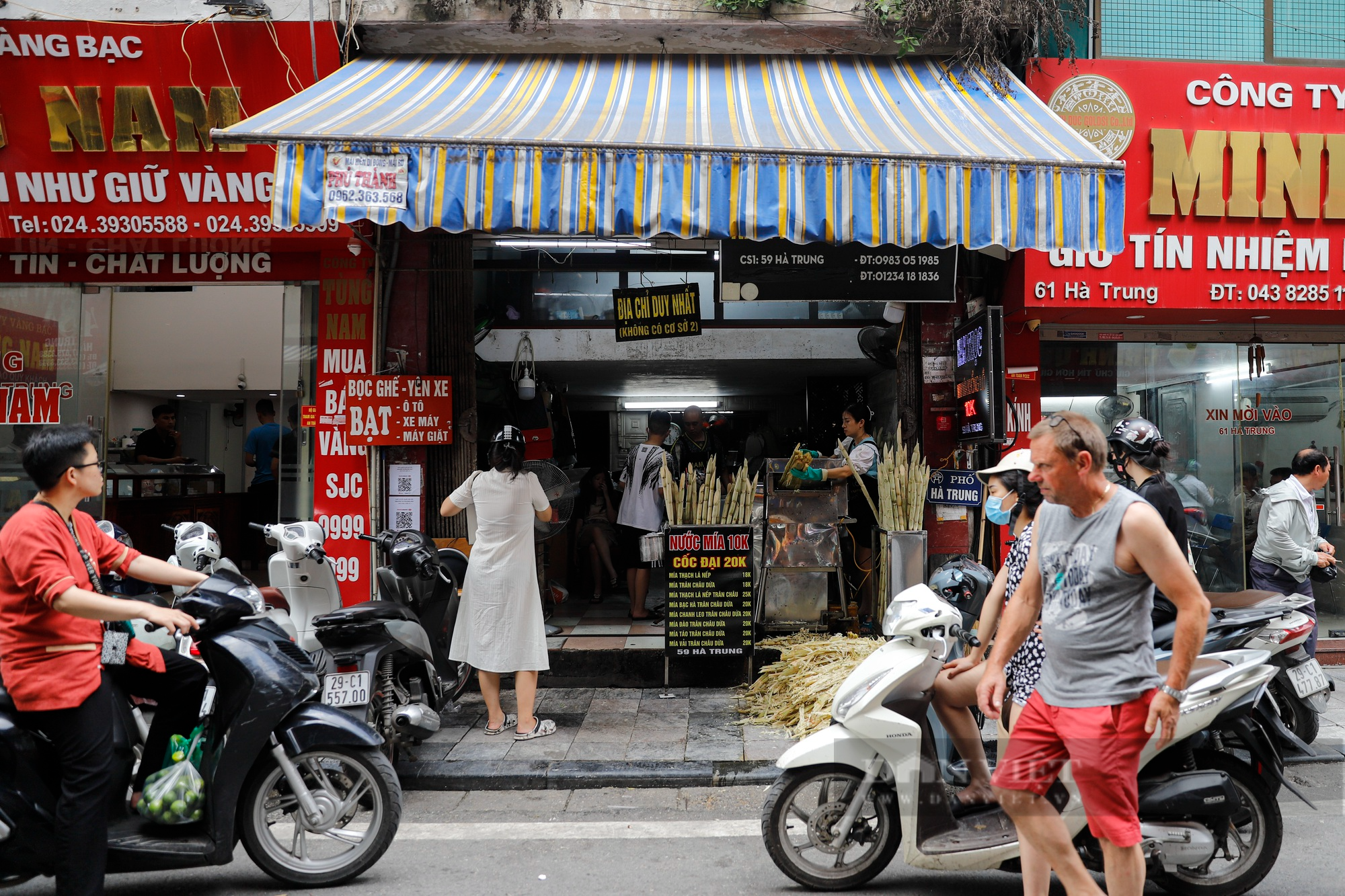 Muôn kiểu chống nắng nóng của người Hà Nội, xuất hiện áo điều hòa giá hơn 1 triệu đồng - Ảnh 9.