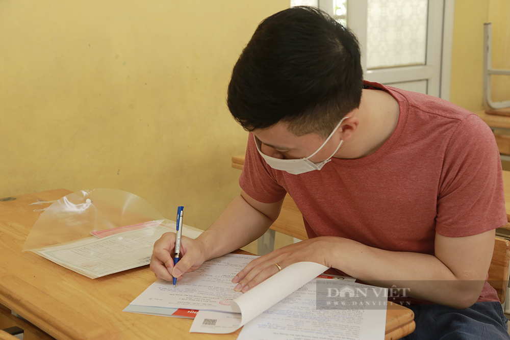 Năm đầu tiên bỏ hộ khẩu, phụ huynh Hà Nội háo hức đến trường đăng ký trực tuyến vào lớp 1 cho con - Ảnh 5.